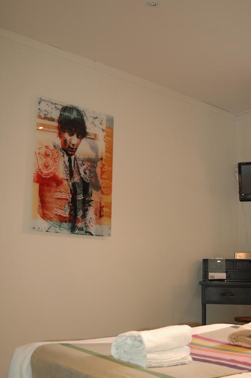 Hotel Cote Patio Nimes Room photo
