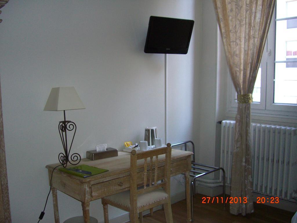 Hotel Cote Patio Nimes Room photo